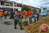 Pemerintah Kecamatan Pontianak Barat bersama jajaran SKPD seperti Dinas Kebersihan Kota, Dinas Pekerjaan Umum, dan Dinas Perdagangan dan Perindustrian, kemudian personel Koramil, Satpol PP, Pemadam Kebakaran dan Polsek setempat, serta anggota Ormas, seperti DPD Gafatar Kalbar dan Kelompok Pecinta Motor King, bahu-membahu bergotong-royong membersihkan Pasar Dahlia pada Minggu siang (11/5). Kegiatan adalah salah satu bentuk kegiatan dari program Adipura yang telah dicanangkan Pemerintah Kota Pontianak. (Foto DPD Gafatar Kalbar)
