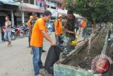 
Pemerintah Kecamatan Pontianak Barat bersama jajaran SKPD seperti Dinas Kebersihan Kota, Dinas Pekerjaan Umum, dan Dinas Perdagangan dan Perindustrian, kemudian personel Koramil, Satpol PP, Pemadam Kebakaran dan Polsek setempat, serta anggota Ormas, seperti DPD Gafatar Kalbar dan Kelompok Pecinta Motor King, bahu-membahu bergotong-royong membersihkan Pasar Dahlia pada Minggu siang (11/5). Kegiatan adalah salah satu bentuk kegiatan dari program Adipura yang memang telah dicanangkan Pemerintah Kota Pontianak. (Foto DPD Gafatar Kalbar)
