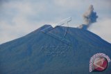 Gunung Slamet mengeluarkan asap terlihat dari Pos Pengamatan Gunung Api Slamet, Desa Gambuhan, Pemalang, Jateng, Jumat (2/5). Aktivitas Gunung Slamet terus meningkat dengan mengeluarkan asap hitam material abu vulkanik setinggi 1000 meter sebanyak 32 kali disertai sinar api. ANTAR FOTO/Oky Lukmansyah