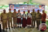 Kotabaru, 13/5 - Tiga orang pelajar SDN Semayap 2 Kotabaru foto bersama dengan perwakilan Dinas Perikanan dan Kelautan Kalsel dan Kotabaru usai mengikuti Gerakan memasyarakatkan makan ikan (gemarikan) di halaman sekolah tersebutdi kotabaru, Selasa.Gemarikan diikuti sebanyak 300 siswa  SDN semayap 2 kotabaru sekaligus  sosialisasi tentang manfaat ikan bagi kesehatan tubuh manusia.(Foto Antara/humas/sohib/e)