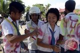 Sejumlah siswa SMA dan SMK mengecat baju rekannya untuk meluapkan kegembiraannya seusai pengumuman kelulusan Ujian Nasional (UN) 2014 di Kota Singaraja, Buleleng, Bali, Selasa (20/5). Sebanyak 78 siswa SMA/SMK di Bali dinyatakan tidak lulus, 54 siswa diantaranya dari sekolah-sekolah di Kabupaten Buleleng yang merupakan kabupaten dengan angka ketidaklulusan tertinggi di Bali. ANTARA FOTO/Wira Suryantala/nym/2014.