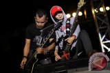 Gitaris Band Kotak, Mario Marcella (kiri) dan pemain bass Swasti Sabdastantri alias Chua (kanan) tampil saat Konser Kotak Midnight Quickie di pelataran Stadion Harapan Bangsa, Banda Aceh, Sabtu (17/5) malam. Grup Band Kotak yang mengusung aliran rock dengan lagunya yang populer, yaitu Terbang, Hilang, dan Saat kujauh itu tampil di Aceh dalam rangkaian tournya ke wilayah Sumatera. ANTARA FOTO/Ampelsa