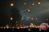 Sejumlah lampion mengudara pada puncak perayaan Tri Suci Waisak tahun 2558 B.E/ 2014 di komplek Candi Borobudur, Magelang, Jateng, Kamis (15/5) dinihari. Sedikitnya 2.000 lampion dilepaskan ke udara sebagai simbol perdamaian sekaligus sebagai penutup rangkaian perayaan Tri Suci Waisak tahun ini. ANTARA FOTO/Anis Efizudin