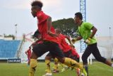 Madiun (Antara Jatim) - Pesepak bola Perseman Manokwarimelakukan latihan di Stadion Wilis, Kota Madiun, Jumat (9/5). Latihan tersebut sebagai persiapan menghadapi tim tuan rumah, Madiun Putra FC (MPFC) dalam pertandingan lanjutan Divisi Utama Liga Indonesia 2014 di Stadion Wilis, Sabtu (10/5). FOTO Siswowidodo/14/Chan.