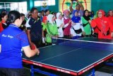 Surabaya (Antarajatim) - Ketua Perwosi Provinsi Jatim yang juga istri Wakil Gubernur Jatim Fatma Saifullah Yusuf (merah kanan) melakukan pertandingan persahabatan pada pembukaan Pertandingan Tenis Meja Putri Kelompok Umur 35 Tahun keatas Antar Perwosi Kabupaten/Kota se Jatim, di GOR Stikes Medokan Semampir Surabaya, Sabtu (10/5). Untuk tahun 2015, Perwosi berencana mengadakan pertandingan bola voli wanita usia 40 tahun ke atas. (Foto Humas Pemprov Jatim/Indra Setiawan/14/edy)