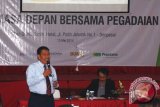 Deputy Pimwil Bidang Bisnis PT Pegadaian Denpasar, Nasruddin Dali (kiri) tampil sebagai pembicara, dan Kepala Perum LKBN Antara, I Made Tinggal Karyawan (kanan) sebagai moderator dalam Forum ke-16 BUMN Marketeers Club di Denpasar, Selasa (13/5). ANTARA FOTO/Made Surya/wdy/14