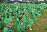 Madiun (Antara Jatim) - Ribuan anak menari massal di Alun-alun Kota Madiun, Rabu (28/5). Tarian massal yang diikuti sekitar 1.500 anak tersebut untuk memeriahkan Hari Anak Nasional (HAN) 2014. FOTO Siswowidodo/14/Chan.