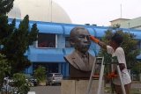 Jakarta (Antara Jatim) - Pekerja membersihkan patung perunggu komposer Ismail Marzuki di Taman Ismail Marzuki, Cikini, Jakarta, Sabtu (10/5). Pada Mei ini diperingati seabad Ismail Marzuki. (Foto Fiqih Arfani/14/edy)