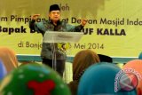 Ketua Umum Dewan Masjid Indonesia HM Yusuf Kalla memberikan sambutan usai melantik pengurus Dewan Masjid Kalsel di Mahligai Pancasila Banjarmasin, Selasa (6/5). DMI Kalsel periode 2014-2019 dipimpin Pangeran Rusdi Effendi. Foto Antaranews Kalsel/Herry Murdy Hermawan