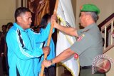 Ketua Pengprov Pertina Kalsel Suharjono menyerahkan bendera organisasi saat melepas 12 atlet tinju ke kejuaraan nasional amatir Piala Wakil Presiden 2014 di Makorem 101 Antasari Banjarmasin, Rabu (14/5). Kontingen Kalsel menargetkan mampu membawa pulang medali emas dari kejurnas yang digelar 19-24 Mei 2014 di Lahat Sumatera Utara itu. Foto Antaranews/Penrem/Herry Murdy Hermawan