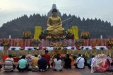 Sejumlah umat Budha melakukan sembahyang pagi di depan altar utama pada prosesi Tri Suci Waisak tahun 2558 B.E/ 2014 di Candi Borobudur, Mungkid, Magelang, Jateng, Rabu (14/5). Diperkirakan sedikitnya 30.000 umat Budha dari berbagai daerah akan mengikuti puncak perayaan Waisak pada Kamis (15/5) dinihari. ANTARA FOTO/Anis Efizudin