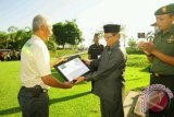 Paringin, 6/6 - BANTUAN ADIWIYATA ADARO - Wakil Bupati Kabupaten Balangan, Ansharuddin menerima secara simbolik bantuan uang pembinaan dari PT Adaro Indonesia untuk penerapan program Adiwiyata bagi 27 sekolah di kabupaten setempat. Selain itu, juga diterima bantuan lain berupa 62 unit solar cell dan 60 buah bak sampah dengan total bantuan sebesar Rp1,9 M. Serah terima bantuan itu dilakukan pada upacara peringatan Hari Lingkungan Hidup yang jatuh pada Kamis (5/6), di halaman Kantor Bupati setempat. (Foto: Antara/Humas)