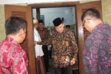 Kediri (Antara Jatim) - Mantan Menteri Agama Suryadharma Ali bertakziah ke keluarga almarhum KH Idris Marzuki di Pondok Pesantren Lirboyo, Kediri, Jawa Timur, Selasa (10/6). KH Idris Marzuki wafat pada Senin (9/6) akibat sakit komplikasi. Ia wafat di usinya yang ke-74 tahun. Ribuan santri, alumni, dan pejabat bertakziah ke rumah kiai yang dikenal dekat dengan semua kalangan, termasuk pemerintah ini. FOTO Asmaul Chusna/SHP 