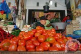 Kepala Dinas Perindustrian dan Perdagangan, Safwan (kedua-kanan) bersama rombongan  saat sidak harga sayur-sayuran di pasar  tradisional Peunayung, Banda Aceh, Senin (9/6). Harga tomat naik tajam dari Rp5.000 menjadi Rp12.000/kilogram, begitu juga harga wortel naik dari  Rp7.000 menjadi Rp15.000/kg akibat stok langka menjelang bulan puasa. ANTARAACEH.COM/Ampelsa/14