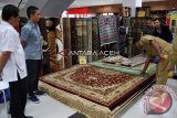 Pengunjung berbelanja karpet bulu di salah Pasar Swalayan, Kawasan Seutui, Banda Aceh, Rabu (18/6). Permintaan karpet bulu dan sajadah menjelang Ramadhan meningkat dengan harga penjualan, antara Rp500.000 hingga Rp 2 juta per-lembar menurut besar dan ukuran serta kualitasnya.<br />
ANTARAACEH.COM/Ampelsa/14