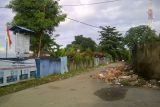 Sampah bertumpuk dan berserakan menutupi ruas jalan di dekat Pasar Rumah Tiga, Poka, Kota Ambon. Pemandangan ini tentu kontraproduktif dengan Trophy Adipura yang sudah dua tahun berturut-turut (2013-2014) diraih oleh Pemerinntah Kota Ambon. Foto diambil pada Sabtu (21/6). (John Nikita Sahusilawane)