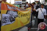 Masyarakat yang tergabung dalam Hizbut Tahrir Indonesia menggelar aksi di BUndaran Simpang Lima, Banda Aceh, Rabu (25/6). Aksi Hizbut Tahrir menyambut bulan suci ramadhan itu, menyerukan umat agar menjaga kesucian bulan penuh berkah dan mencegah maksiat serta menegakan syariat. ANTARAACEH.COM/Ampelsa/14