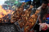 Warga membakar ikan laut panggang yang dijual untuk menu berbuka puasa di kawasan Peunayong, Banda Aceh, Minggu (29/6). Ikan laut yang telah dibakar dijual Rp10.000 - Rp50.000 per ekor tergantung ukuran. ANTARA FOTO/Irwansyah Putra/ed/ama/14.