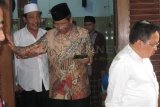 Kediri (Antara Jatim) - Mantan Ketua Mahkamah Konstitusi (MK) Mahfud MD takziah ke keluarga almarhum KH Idris Marzuki di Pondok Pesantren Lirboyo, Kediri, Jawa Timur, Selasa (10/6). KH Idris Marzuki wafat pada Senin (9/6) akibat sakit komplikasi. Ia wafat di usinya yang ke-74 tahun. Ribuan santri, alumni, sampai pejabat takziah ke rumah kiai yang dikenal dekat dengan semua kalangan, termasuk pemerintah ini. (FOTO Asmaul Chusna/14/edy)