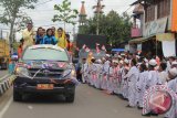 Barabai, 9/9 - Bupati Hulu Sungai Tengah (HST) H Harun Nurasid didampingi Ketua Penggerak PKK, Hj Tintaniah Harun Nurasid berkeliling kota Barabai mengarak Piala Adipura 2014 bersama petugas kebersihan selaku tim Adipura  HST di Barabai, Senin (9/6). 
Diraihnya kembali piala Adipura ini berkat kerja keras dari pemerintah daerah melalui badan Pengelola Lingkungan Hidup  (BPLH) HST dalam mengarahkan para petugas kebersihan (pasukan kuning) dalam menata dan membersihkan kota Barabai dan sekitarnya.(Foto Antara/humas/fathur/e)