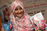 Penyanyi Juara X Factor 2013 Fatin Shidiqia Lubis memperlihatkan album religi islam bertajuk 12 Lagu Islami Terbaik Fatin And Friends dan buku hijab Fatin saat menghadiri peluncurannya di Jakarta, Selasa (24/6). Dalam menyambut Ramadan 1435 H, Fatin meluncurkan album religi terbarunya dan buku keduanya tentang berbusana hijab ala Fatin . ANTARA FOTO/Teresia May/ed/mes/14