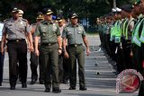 Danrem 072 Pamungkas Brigjen TNI Sabrar Fadhilah (kedua kiri) memeriksa pasukan pada apel pengamanan Presiden di Stadion Mandala Krida, Yogyakarta, Senin (23/6). Apel tersebut untuk mellihat kesiapan para prajurit TNI dan anggota polisi yang akan bertugas mengamankan kunjungan Presiden Susilo Bambang Yudhoyono di Yogyakarta pada 26 Juni. ANTARA FOTO/Noveradika/Asf/Spt/14.