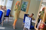 Model memeragakan busana bertema "The Beauty of Enchanting Flower" koleksi Danadi Moslem Fashion dari Danar Hadi di Sunan Hotel, Solo, Jateng, Selasa (24/6). Koleksi menyambut Ramadhan tahun ini mengangkat motif bunga yang menghiasi rancangan batik berbahan sifon kombinasi bordir dan payet serta bahan sutra super. ANTARA FOTO/Hafidz Novalsyah/mes/ss/14