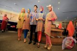 Model memeragakan busana bertema "The Beauty of Enchanting Flower" koleksi Danadi Moslem Fashion dari Danar Hadi di Sunan Hotel, Solo, Jateng, Selasa (24/6). Koleksi menyambut Ramadhan tahun ini mengangkat motif bunga yang menghiasi rancangan batik berbahan sifon kombinasi bordir dan payet serta bahan sutra super. ANTARA FOTO/Hafidz Novalsyah/mes/ss/14