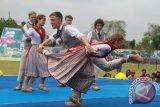 Tim kesenian dari Latvia pada parade 11 negara anggota CIOFF diawal acara pembukaan Erau. (Hayru Abdi/ANTARA Kaltim)
