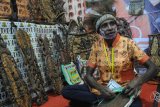 Surabaya (Antara Jatim) - Mama Marsela, Pengrajin asal Papua membuat tas yang terbuat dari bahan daun sagu ikut memeriahkan dalam acara Gebyar Pasar Produk Daerah Expo 2014 di JX Expo, Kamis (12/6). Tidak hanya dari daun sagu, bahan dari limbah plastik yang sudah didaur ulang dapat dijadikan kerajinan khas Papua. Foto Rosita Sahara/EI/14/Chan.