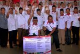 Pasuruan (Antara Jatim) - Ketua tim pemenangan Capres-Cawapres Prabowo-Hatta, Jatim, Soepriyatno (empat kiri) bersama Dewan Penasihat pemenangan Prabowo-Hatta wilayah Pasuruan Gus Mujib (lima kiri) dan seluruh ketua DPC partai pengusung serta para simpatisan melakukan deklarasi dengan mengacungkan satu jari di Karangketug, Gadingrejo, Pasuruan, Jatim, Jumat (13/6). Dalam deklarasi pemenangan Capres-Cawapres Pasangan Prabowo-Hatta, untuk wilayah Pasuruan optimistis mampu meraup suara hingga 80 persen. FOTO Adhitya Hendra/14/DK