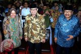 Mensos Salim Segaf Al Jufri (tengah) bersama Gubernur Jatim Soekarwo (kanan) dan Walikota Surabaya Tri Rismaharini (kiri) hadir pada deklarasi warga Kelurahan Putat Jaya, Kecamatan Sawahan untuk alih fungsi wisma dan alih profesi bagi wanita harapan (Dolly) di Islamic Center Surabaya, Jatim, Rabu (18/6). Kemensos mengucurkan dana sebesar Rp. 7,3 miliar untuk pemberdayaan di Lokalisasi Dolly Surabaya dengan menyiapkan Usaha Ekonomi Produktif (UEP), Jaminan Hidup (Jadup) rehabilitasi sosial bagi Wanita Tuna Sosial (WTS), serta dana transportasi bagi 1.449 wanita mantan penghuni Dolly untuk pulang ke daerah asal. ANTARA FOTO/Eric Ireng/wdy/14.