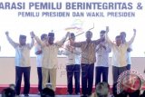 Pasangan capres cawapres nomor urut satu Prabowo Subianto (kedua kiri) - Hatta Radjasa (kiri) dan pasangan capres cawapres nomor urut dua Joko Widodo (kedua kanan) - Jusuf Kalla (kanan) mengangkat tangan bersama usai mengucap dan menandatangani 'Deklarasi Pemilu Berintegritas & Damai - Pemilu Presiden dan Wakil Presiden 2014' di Hotel Bidakara, Jakarta, Selasa (3/6). ANTARA FOTO/Fanny Octavianus/wdy/14.
