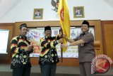 Banjarmasin, 17/6 - Staf ahli bidang Pemerintahan Gubernur Kalsel Sufian AH menyerahkan bendera kepada Pengeran Rusdi Effendi AR, Ketua Kafilah FASI Kalimantan Selatan di dampingi Risqon, Ketua BKPRMI Kalsel yang akan mengikuti FASI IX tingkat Nasional di Bandung 19-22 Juni mendatang, Selasa (17/6). Pelepasan kontingen Kalsel yang di laksanakan di Aula Palimasan Gedung Tjok Mentaya Banjarmasin tersebut mengharapkan mampu meraih peringkat pertama dibanding FASI VIII 2011 di Jakarta lalu yang berasda di posisi kedua. Foto Antaranews Kalsel/Herry Murdy Hermawan 