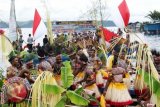Ratusan orang menari di atas perahu pada perhelatan budaya Festival Danau Sentani (FDS) ke 7 yang berlangsung di Pantai Kalkote, Distrik Sentani Timur, Kabupaten Jayapura, Papua, Kamis (19/6). FDS yang digelar 19 - 23 Juni dan memecahkan dua rekor MURI pembuatan Sempeh (Alat Masak Papua) terbesar dan melukis diatas kulit kayu sepanjang 100 meter. ANTARA FOTO/Ismawan Nugraha/wdy/14.