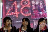 Personel grup idola JKT 48 Shania Juniantha (kiri)di dampingi Rona Anggreani (tengah) dan Shinta Naomi (kanan) menjawab pertanyaan wartawan saat menghadiri konferensi pers usai penayangan perdana film Viva JKT 48 di Epicentrum XXI, Kuningan, Jakarta, Rabu (4/6). Film yang disutradarai Awi Suryadi dan rilis pada 5 Juni tersebut menceritakan perjuangan grup idola tersebut dalam merebut kembali teater dan persahabatan bersama tim dan penggemarnya. ANTARA FOTO/Teresia May/Koz/pd/14.