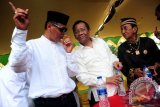 Ketua Tim Pemenangan Prabowo Subianto - Hatta Rajasa, Mahfud MD (tengah) bersama Ketua Persatuan Forum Komunikasi Pemuda Melayu (PFKPM) sekaligus Bupati Melawi, Firman Muntaco (kiri) dan Raja Sintang, Raden Muhammad Ikhsan Kusumanegara V (kanan) usai bertemu dengan para simpatisan dari Laskar Pemuda Melayu di Taman Alun-Alun Sungai Kapuas, Pontianak, Kalbar, Senin (16/6). Dalam kesempatan tersebut, Mahfud MD menegaskan bahwa Prabowo Subianto sangat tepat untuk menjadi presiden karena sudah waktunya Indonesia memiliki pemimpin yang berpendirian tegas, tidak bisa dikendalikan oleh pihak lain serta tidak mudah diintimidasi dan dihina negara asing. ANTARA FOTO/Jessica Helena Wuysang/Asf/pd/14.