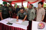 Pangdan VI Mulawarman Mayjen TNI Dicky W Usman disaksikan Manajemen Sinarmas Suhendra Wiriadinta dan Presiden Direktur PT Golden Energy Mines Tbk Fuganto Widjaya menandatangani dokumen rehabilitasi rumah dinas personel TNI AD usai peremian Kolam Renang Antasari Banjarbaru, Senin (9/6). TNI AD menggelar bakti sosial skala besar dengan melibatkan 3377 pasien tidak mampu di bidang kesehatan seperti operasi katarak, bibir sumbing, hernia, pemberian kaki palsu, pelayanan umum kesehatan dan donor darah. Foto Antaranews Kalsel/Herry Murdy Hermawan