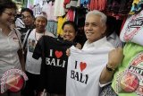 Calon Wakil Presiden, Hatta Rajasa (kanan) berfoto dengan pedagang saat berkunjung di Pasar Seni Kuta, Bali, Jumat (6/6). Calon wakil presiden yang berpasangan dengan calon Presiden Prabowo Subianto tersebut juga menggelar kampanye terbuka di Denpasar. ANTARA FOTO/Nyoman Budhiana/nym/2014.