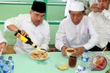 Cawapres Jusuf Kalla bersama Gubernur Kalsel H Rudy Ariffin menikmati soto banjar di Warung Soto Abang Amat Banjarmasin, Jumat (20/6). Pasangan Joko Widodo dan Jusuf Kalla mendapat dukungan alim ulama se Kalsel yang di deklarasikan KH Ahmad Kamuli Iman Besar Masjid Al Karomah Martapura. Foto Antaranews Kalsel/Herry Murdy Hermawan