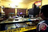 Petugas kepolisian melakukan olah tempat kejadian perampokan yang dilakukan 4 - 6 orang di toko emas Arafah Pasar Kalindo Banjarmasin, Sabtu (28/6). Perampokan menggunakan senjata api yang terjadi pukul 11.00 tersebut mengakibatkan dua orang tewas atas nama Ummi Hani (35) dan Salimin (43), serta empat lainnya mengalami luka parah yaitu H Abdul Gamal, Ummi Kalsum, Ahmad Abdillah dan Ifansyah. Sementara seorang pelaku telah dibekuk dan lainnya masih dalam pengejaran aparat kepolisian. Foto Antatanews Kalsel/Herry Murdy Hermawan