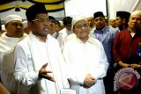 Sekretaris Jenderal Partai Golkar Idrus Marham didampingi Ketua DPD H Sulaiman HB menjawab pertanyaan wartawan usai mengikuti haul alm H Basirun bin H Muhammad Noor dan alm H Anang Dullah bin Ibak di kediaman Ketua DPD Partai Golkar di jalan Kampung Melayu Darat Banjarmasin, Minggu (29/6). Foto Antaranews Kalsel/Herry Murdy Hermawan