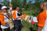 Direktur SDM Indocement Kuky Permana Kumalaputra (tengah berkaca mata putih), terjun langsung pada aksi bersih-bersih dan pengecatan masjid dan mushala di desa binaan perusahaan itu. ANTARA FOTO/HO-Humas Indocement/Andi Jauhari