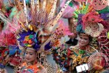 Peserta festival budaya Jakarnaval 2014 melintasi kawasan Protokol MH Thamrin Jakarta, Minggu (22/6). Jakarnaval yang diikuti 1200 peserta serta 30 mobil hias dengan mengangkat tema "Keajaiban Topeng Nusantara" tersebut untuk memeriahkan HUT ke-487 DKI Jakarta. ANTARA FOTO/Wahyu Putro A/ed/mes/14