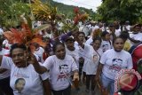 Sejumlah warga bernyanyi dan menari ketika menyambut kedatangan Calon Presiden Joko Widodo di Kampung Hebeaibulu Yoka, Distrik Heram, Kota Jayapura, Papua, Kamis (5/6). Joko Widodo memilih Papua menjadi lokasi pertama kampanyenya dalam Pemilu Presiden Tahun 2014. ANTARA FOTO/Widodo S. Jusuf/wdy/14.
