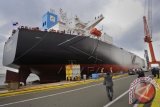 Pekerja melambaikan tangan saat Kapal Tanker Gamsunoro milik PT Pertamina meninggalkan Galangan Kapal Sumitomo Heavy Industries usai serah terima di Yokosuka, Jepang, Selasa (24/6). Kapal Tanker berukuran Arfamax dengan bobot 105 ribu DWT itu akan digunakan untuk mengangkut minyak mentah dan merupakan kapal ke-62 dari 191 kapal milik Pertamina yang dioperasikan serta telah dilengkapi BWT (Ballast Water Treatment), teknologi efisiensi energi kapal. ANTARA FOTO/Yudhi Mahatma/wdy/14.