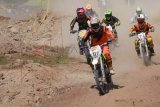 Madiun (Antara Jatim) - Crosser memacu motornya saat mengikuti kejuaraan motorcross di Sirkuit Gunung Kendil, Kab. Madiun, Minggu (1/6). Kejuaran motorcross yang diikuti ratusan crosser dari sejumlah daerah di Indonesia tersebut digelar oleh Korem 081 Dhirotsaha Jaya dengan tujuan meningkatkan kemampuan crosser sekaligus untuk mencari bibit crosser muda potensial. (FOTO Fikri Yusuf/14/edy)