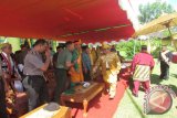 Raja Landak Gusti Suryansyah menyambut para tamu yang hadir menyaksikan musyawarah para raja dan tradisi Tumpang Negeri. (Foto Antara Kalbar/Kundori)