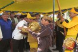 Raja Landak Gusti Suryansyah memeluk warga yang hadir dalam tradisi Tumpang Negeri. (Foto Antara Kalbar/Kundori)