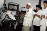 Kediri (Antara Jatim) - Gubernur dan Wakil Gubernur Jawa Timur, Soekarwo (kedua kanan) dan Gus Ipul (kanan) ikut menshalati jenazah Pengasuh Pondok Pesantren Lirboyo, alm. KH Idris Marzuki di Masjid Utama Lirboyo, Kediri, Jawa Timur, Senin (9/6). Pengasuh pondok pesantren terbesar se-Jawa Timur tersebut wafat karena penyakit komplikasi di RSUD Dr. Soetomo. Foto/Rudi Mulya